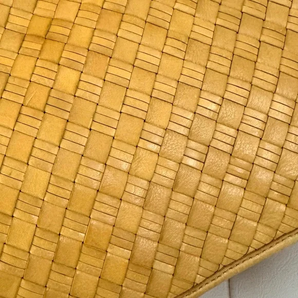 Cole Haan Elegant Tan Yellow Woven Shoulder Bag crossbody - Picture 3 of 11